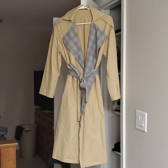 Simplee Jackets & Blazers - Beautiful tan trenchcoat with grey plaid detail